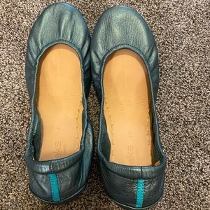Gently used pair of tieks in Tahitian pearl in a size 10